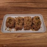 Rotoli di pollo con ripieno di mortadella e scamorza e impanatura di pistacchi